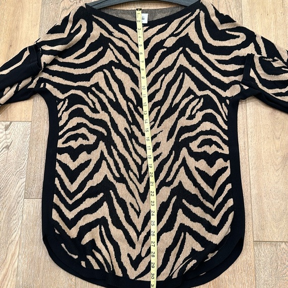 CABI Dani Women’s Black Tan Leopard Print Round Neck Pullover Size Medium EUC - Picture 7 of 9